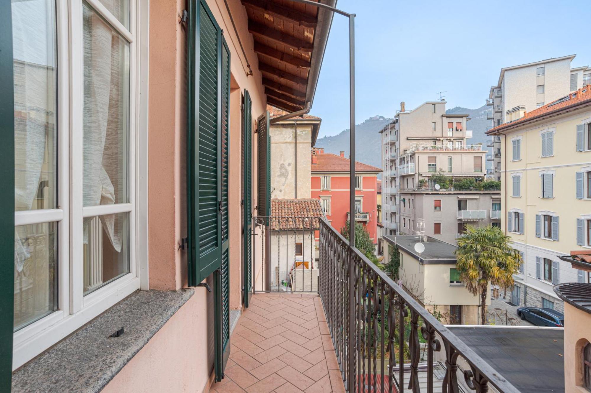 Cozy With Balcony- Center!